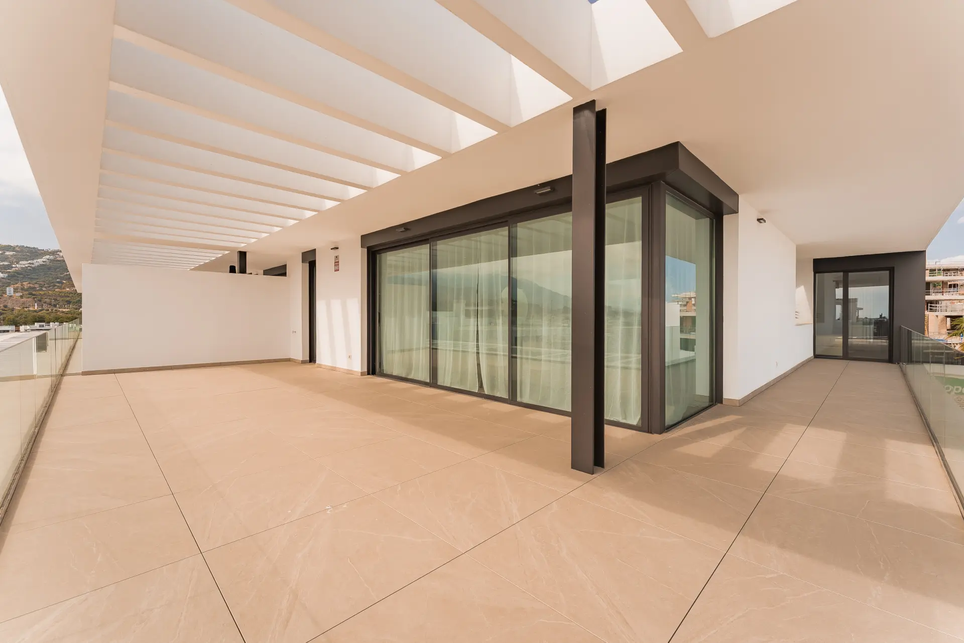 Ekskluzywny penthouse z 3 sypialniami, prywatnym solarium i basenem w prestiżowym SOUL Marbella Sunlife, oferujący panoramiczne widoki na Morze Śródziemne, Santa Clara Golf i zielone wzgórza Marbella East.