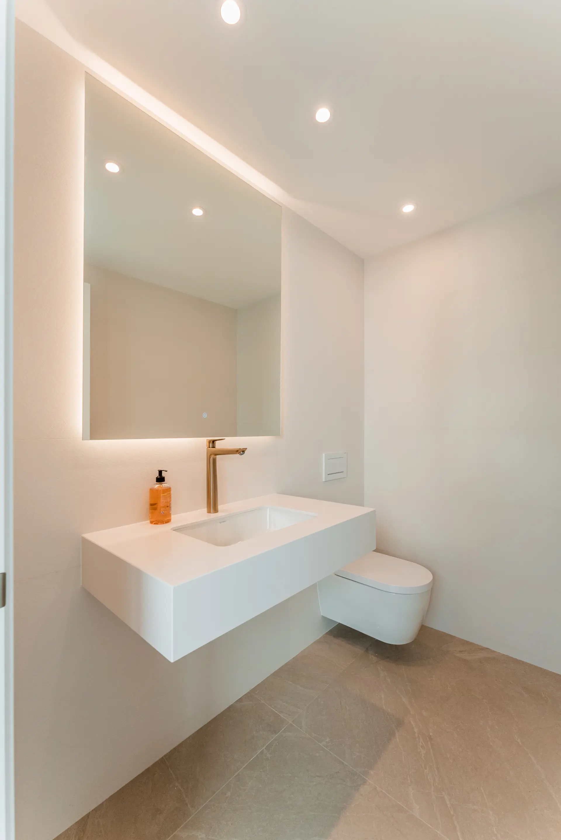 Ekskluzywny penthouse z 3 sypialniami, prywatnym solarium i basenem w prestiżowym SOUL Marbella Sunlife, oferujący panoramiczne widoki na Morze Śródziemne, Santa Clara Golf i zielone wzgórza Marbella East.