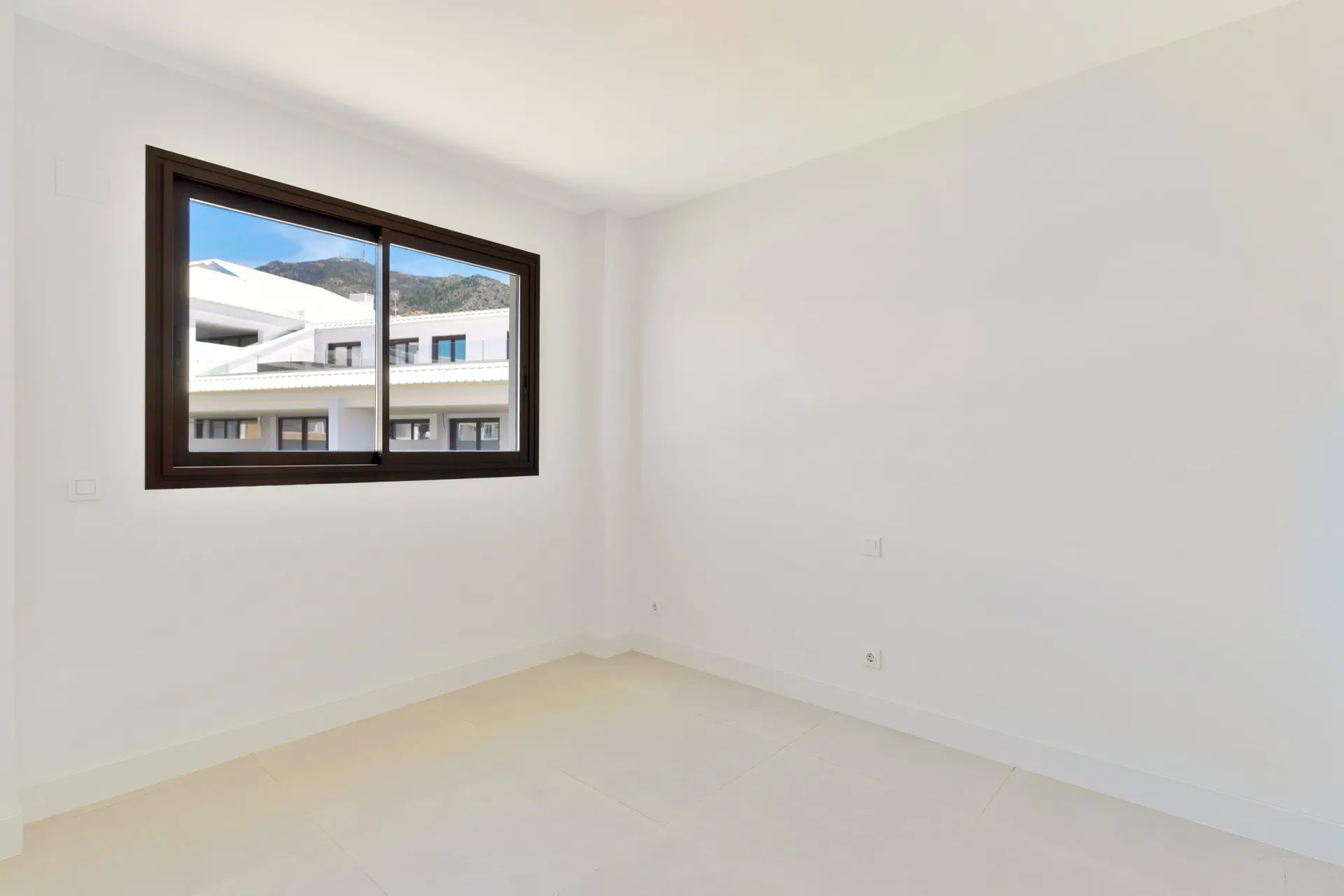 Jasny i przestronny trzy sypialnie na południe od mieszkania znajduje się w południowo-po obszarze El Higuerón, Fuengirola
