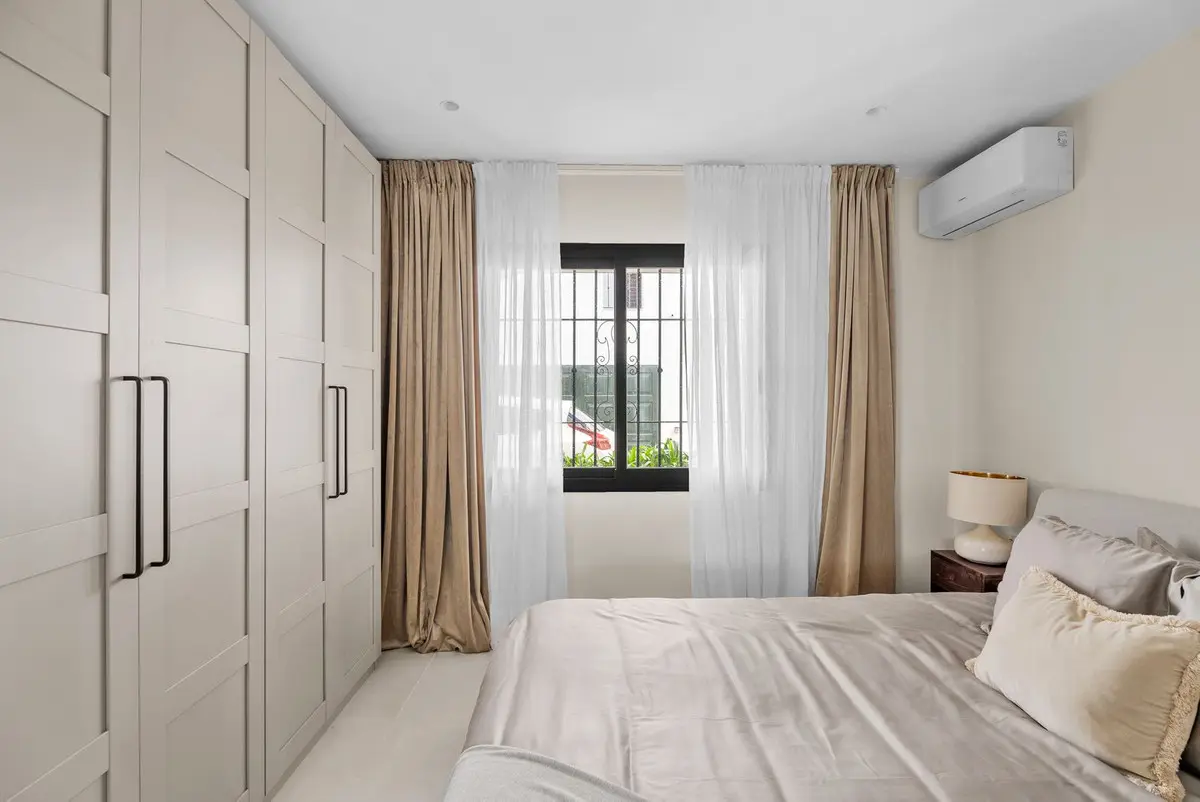 Apartament na parterze na sprzedaż w Los Almendros, Benahavis