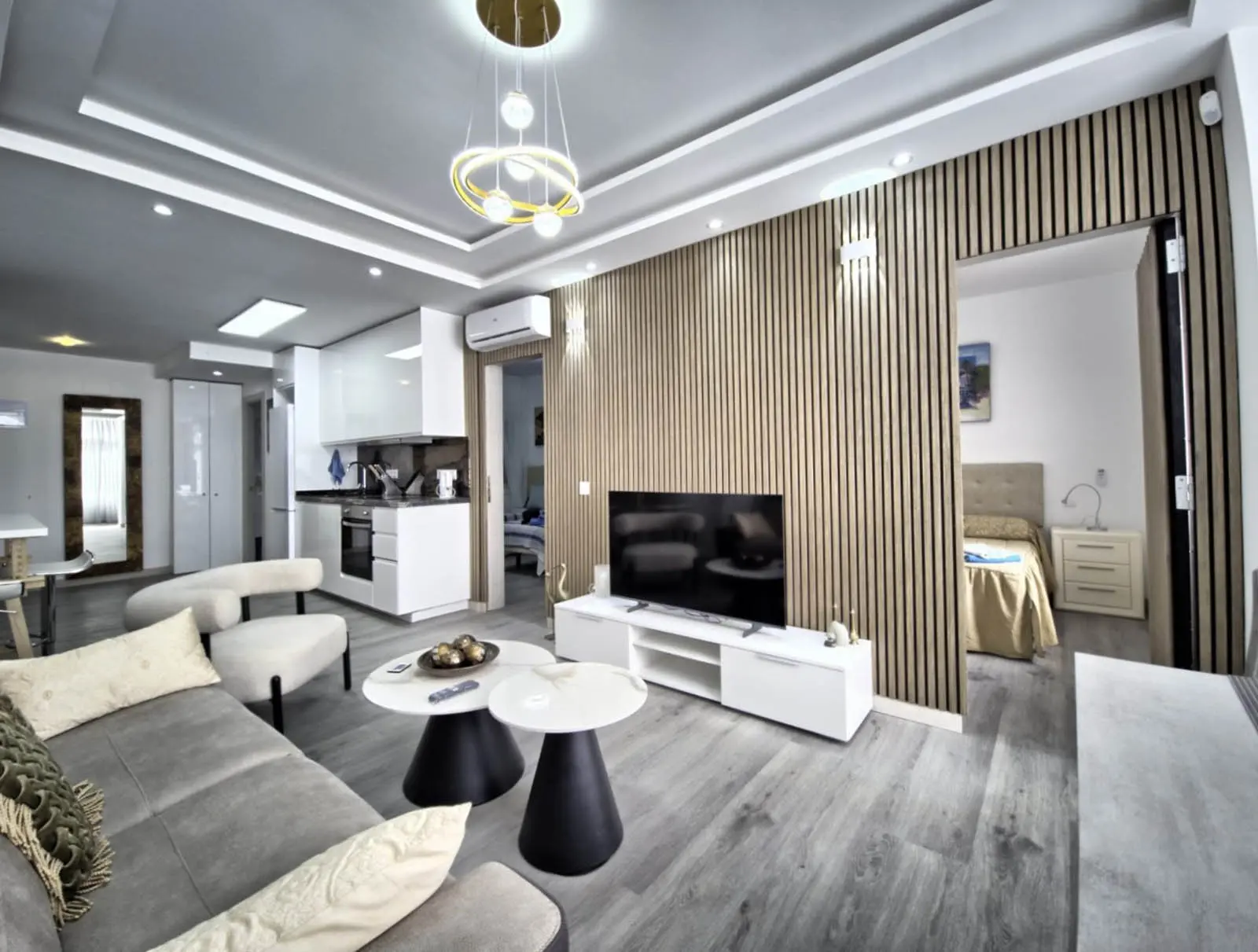 Precioso apartamento de 2 dormitorios reformado junto a la playa, en el corazón de Marbella.