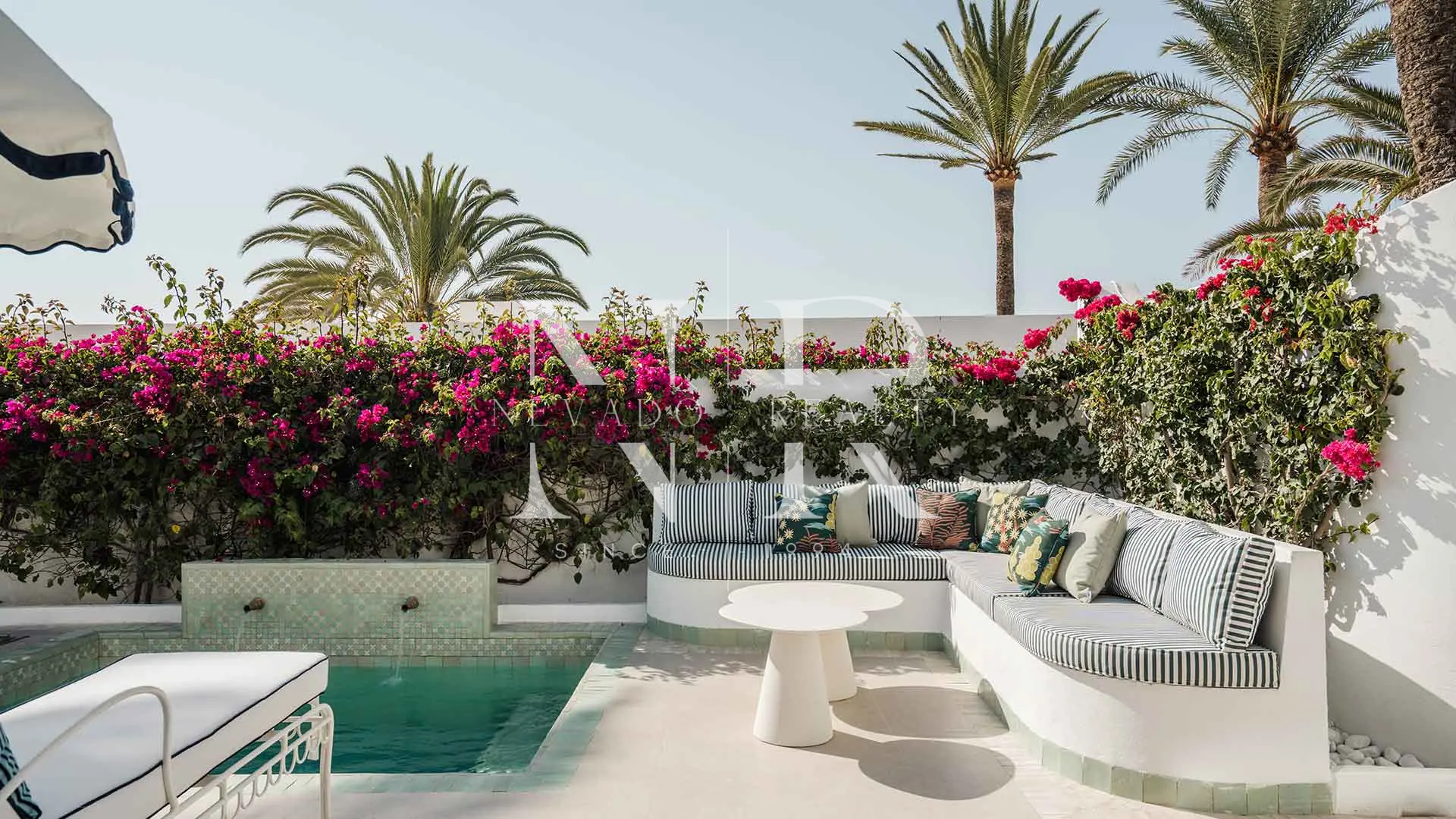 Semi-detached house for sale in the El Oasis Club development, on the beachfront