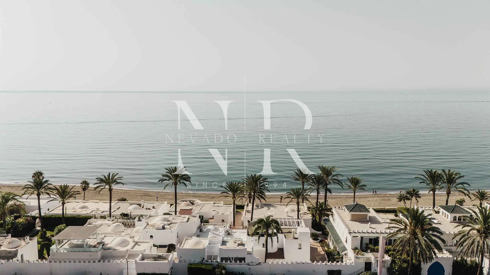 Semi-detached house for sale in the El Oasis Club development, on the beachfront