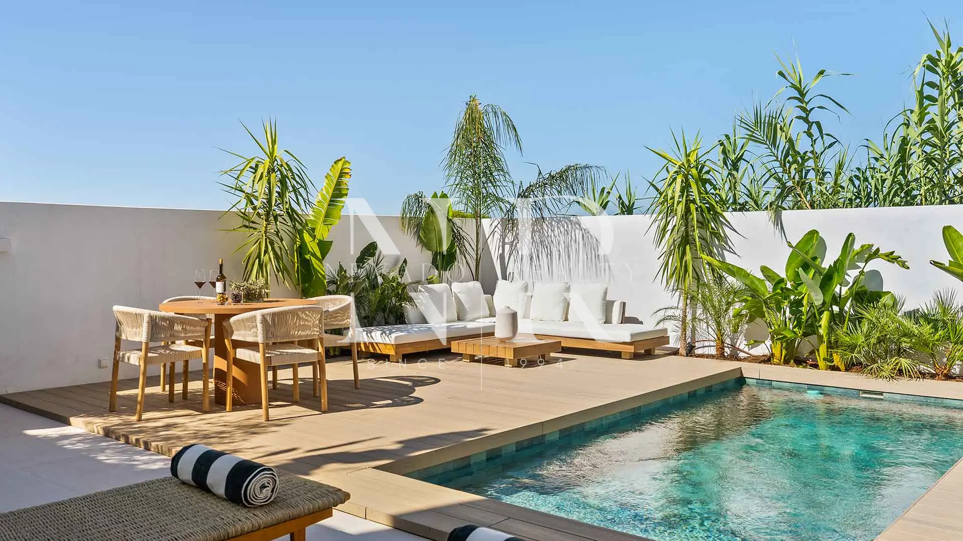 Adosada en Nueva Andalucía completamente reformada en venta