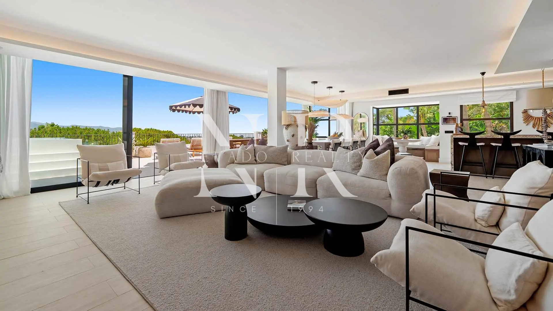 Villa in Nueva Andalucía with sea views for sale