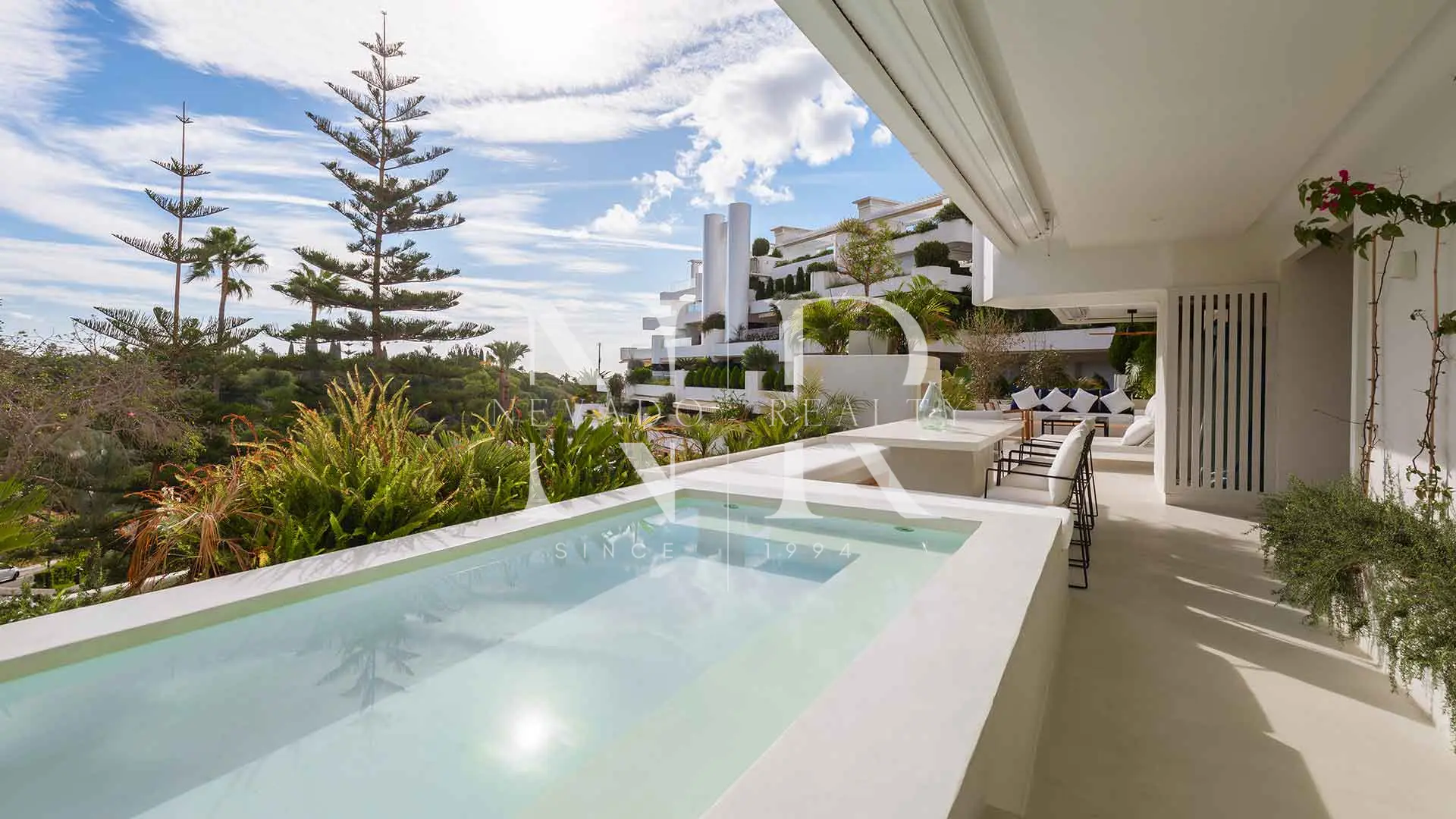 Completely refurbished apartment in the Lomas del Marbella Club residential complex for sale