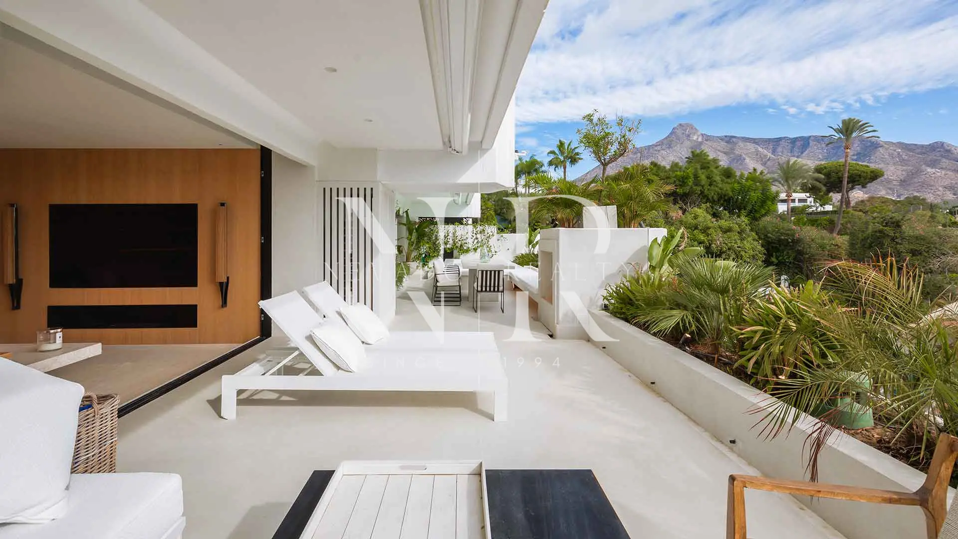 Completely refurbished apartment in the Lomas del Marbella Club residential complex for sale