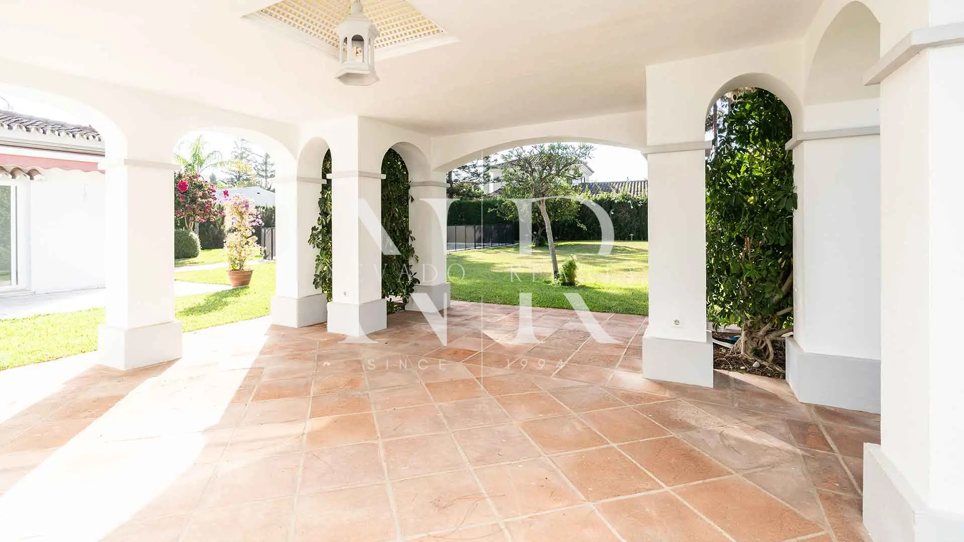 Villa en El Paraíso Barronal junto a la playa en urbanización cerrada con seguridad en venta