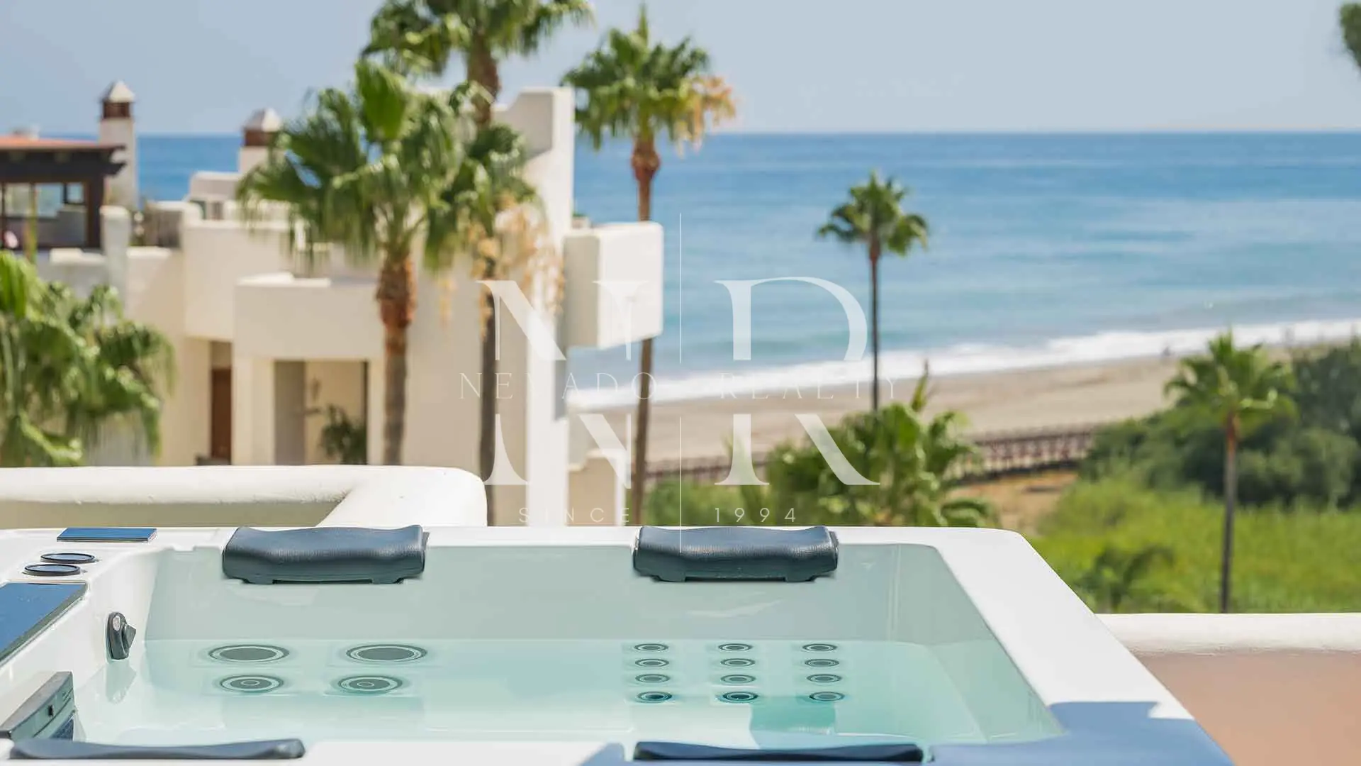 Beachfront penthouse for sale in Bahía del Velerín development