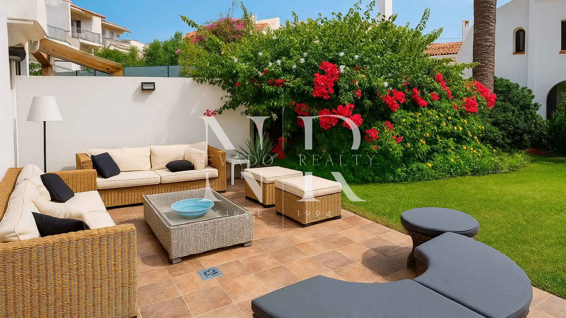 Casa adosada en Bahía Dorada en primera línea de playa en venta