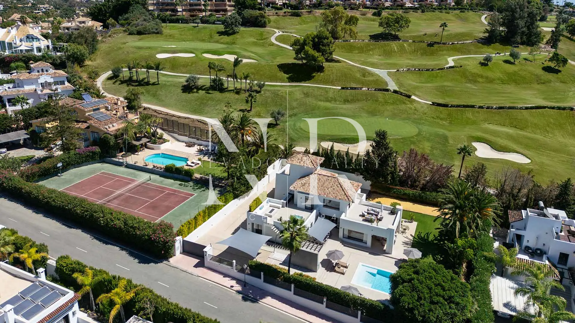 Villa en première ligne de golf à vendre à Nueva Andalucía