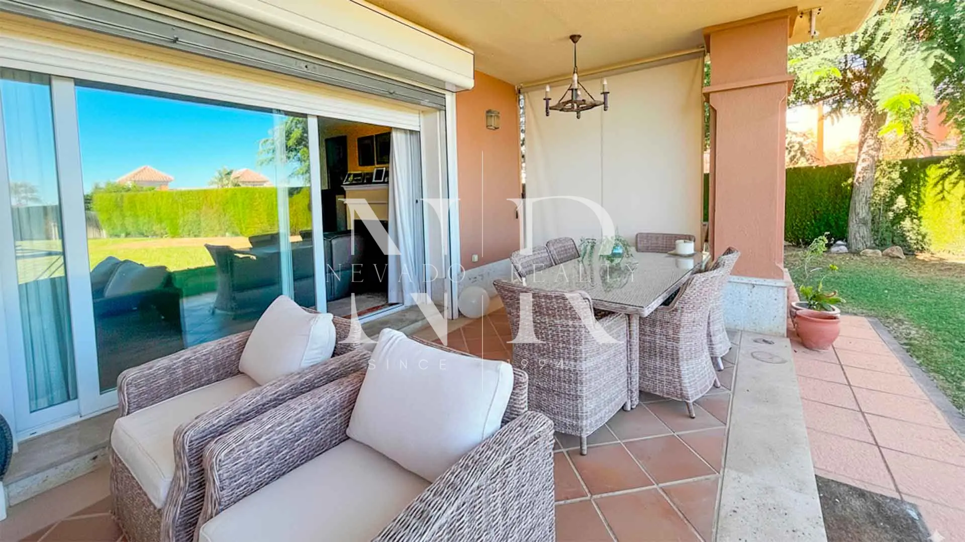 Villa pareada en Urbanización Santa Clara Golf con vistas al mar en venta