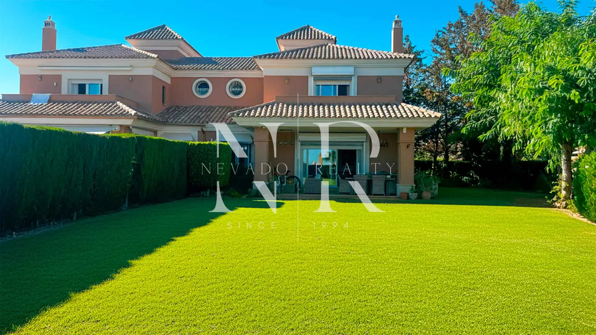 Villa pareada en Urbanización Santa Clara Golf con vistas al mar en venta