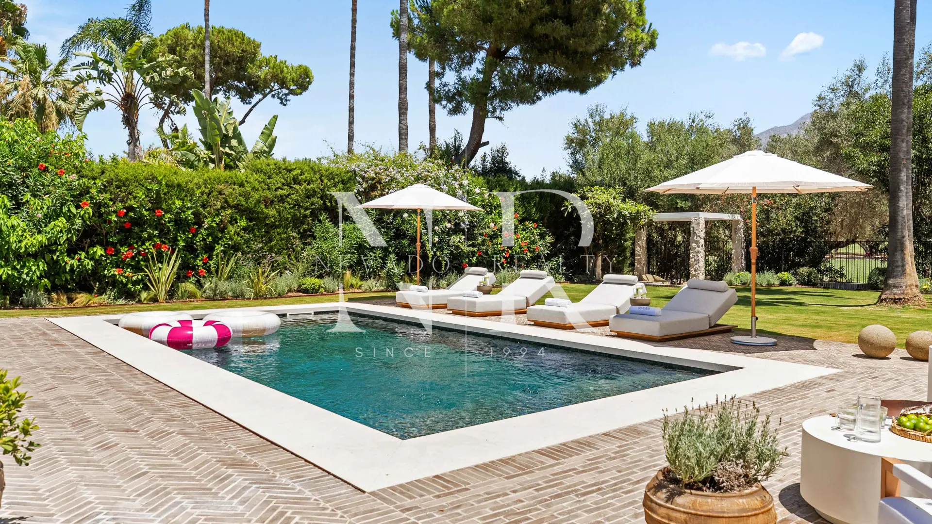 Villa for sale in Las Brisas Golf, on the first line of the golf course