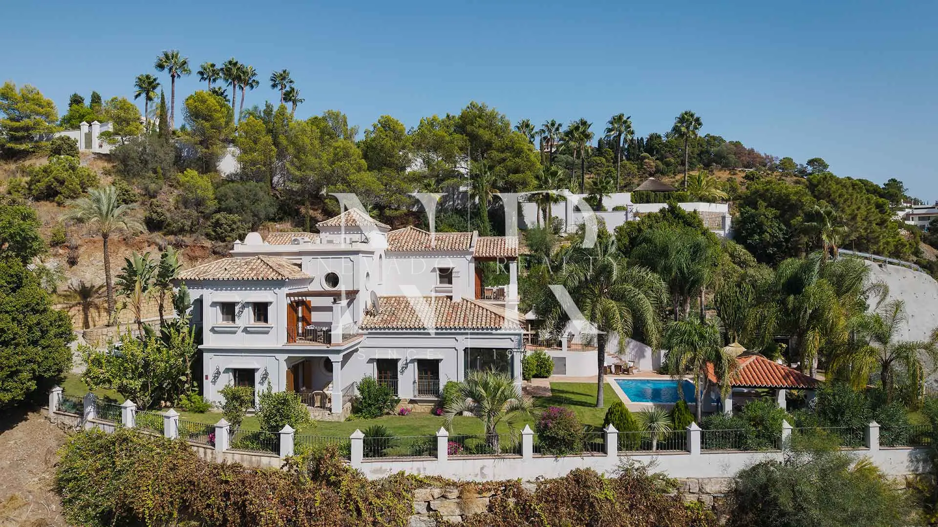 Villa en Urbanización El Madroñal de estilo clásico andaluz en venta