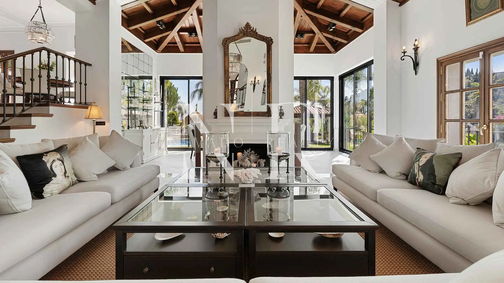 Villa en Urbanización El Madroñal de estilo clásico andaluz en venta