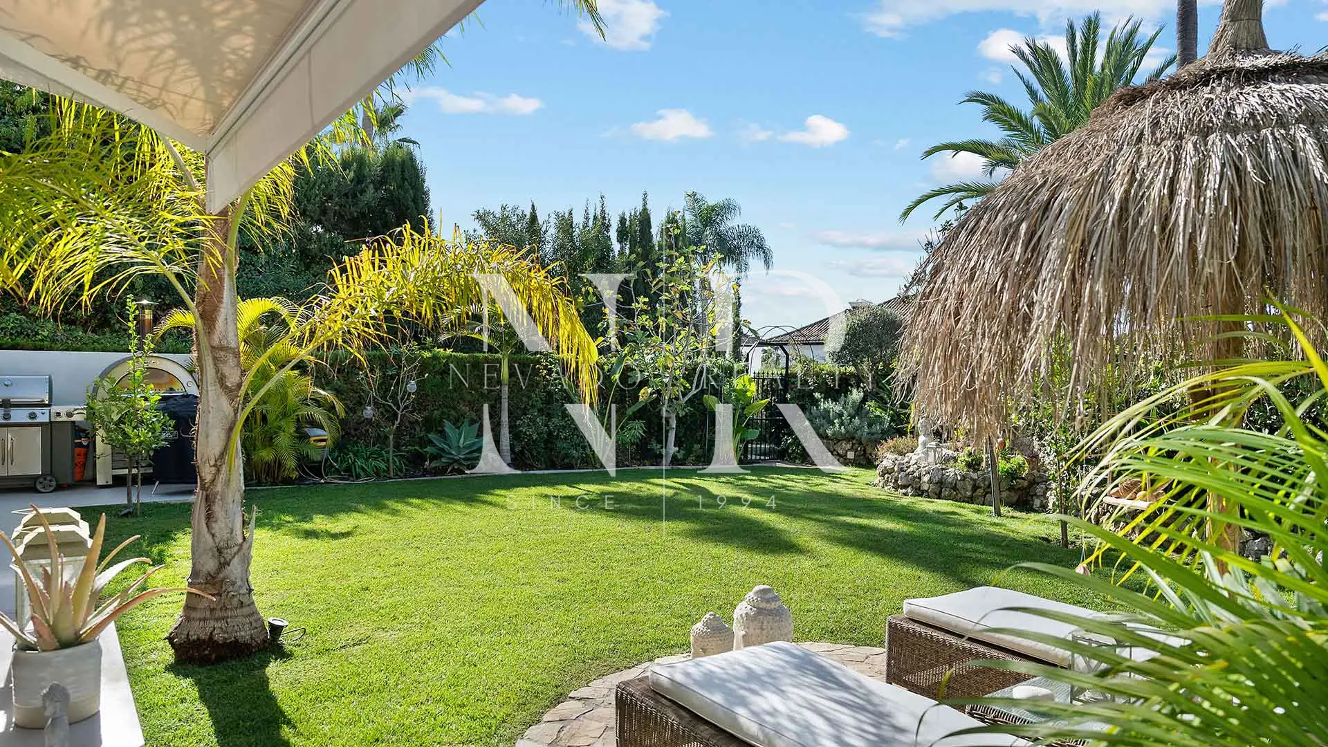 Apartment in Nueva Andalucía with large garden next to golf course for sale