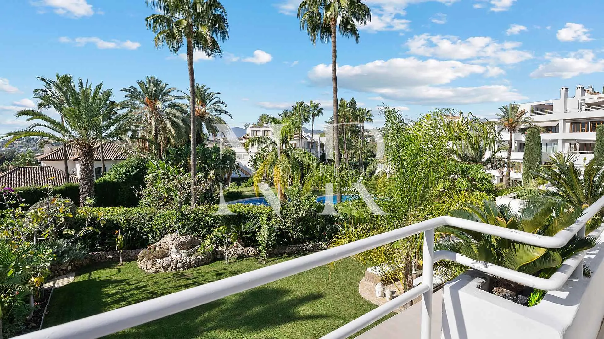 Apartment in Nueva Andalucía with large garden next to golf course for sale