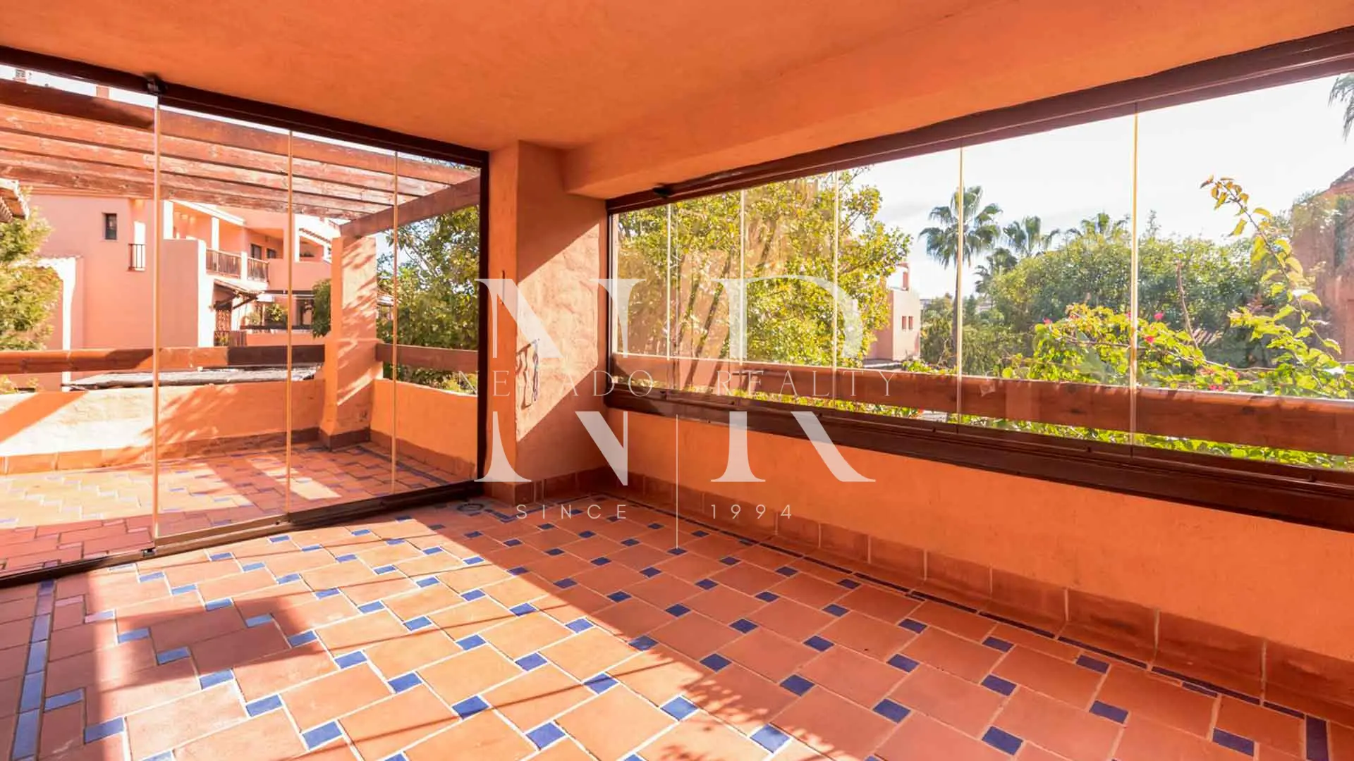 Beachfront apartment in Hacienda del Sol, Estepona, for sale