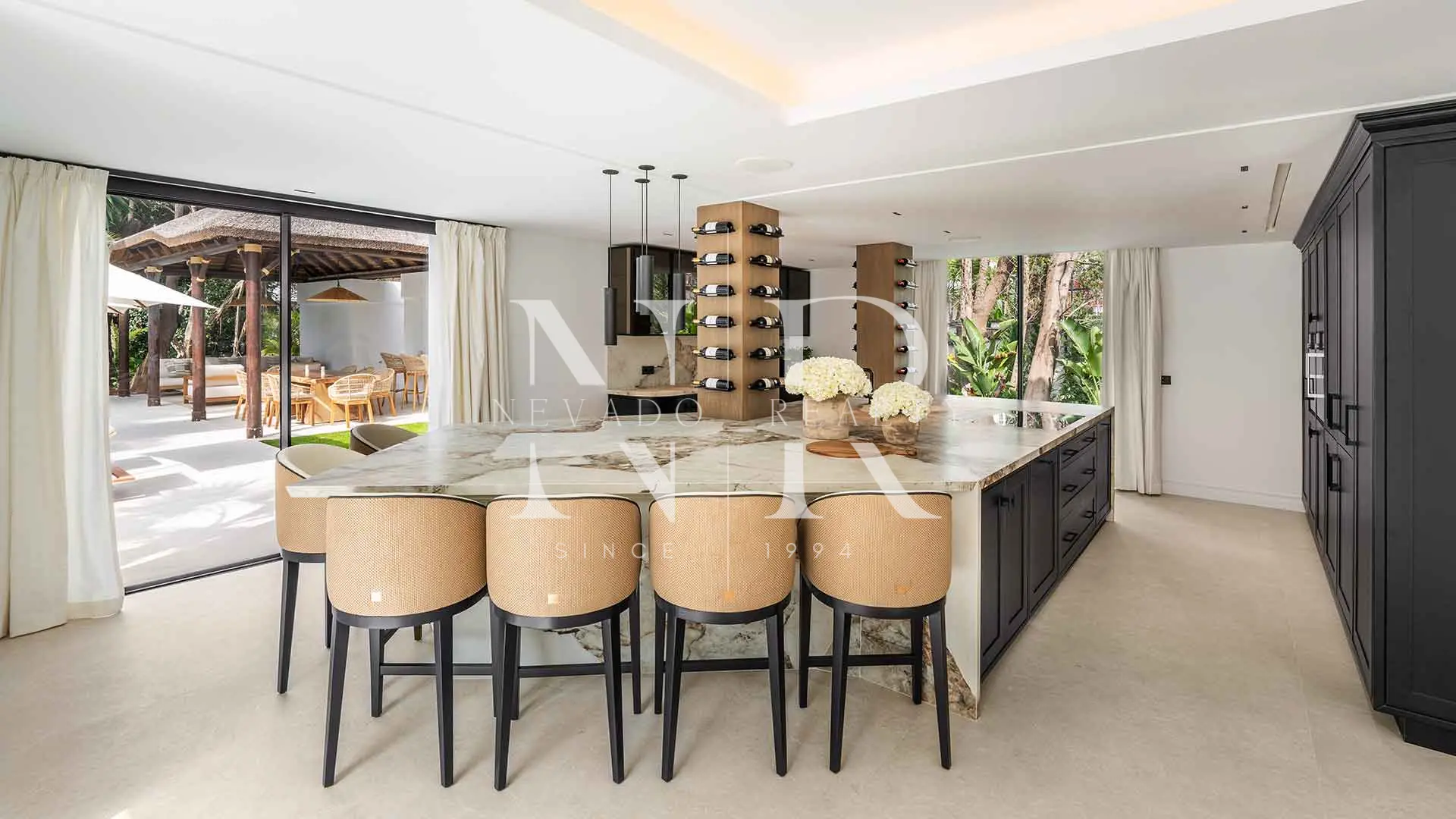 Villa en Nueva Andalucía de diseño contemporáneo en venta