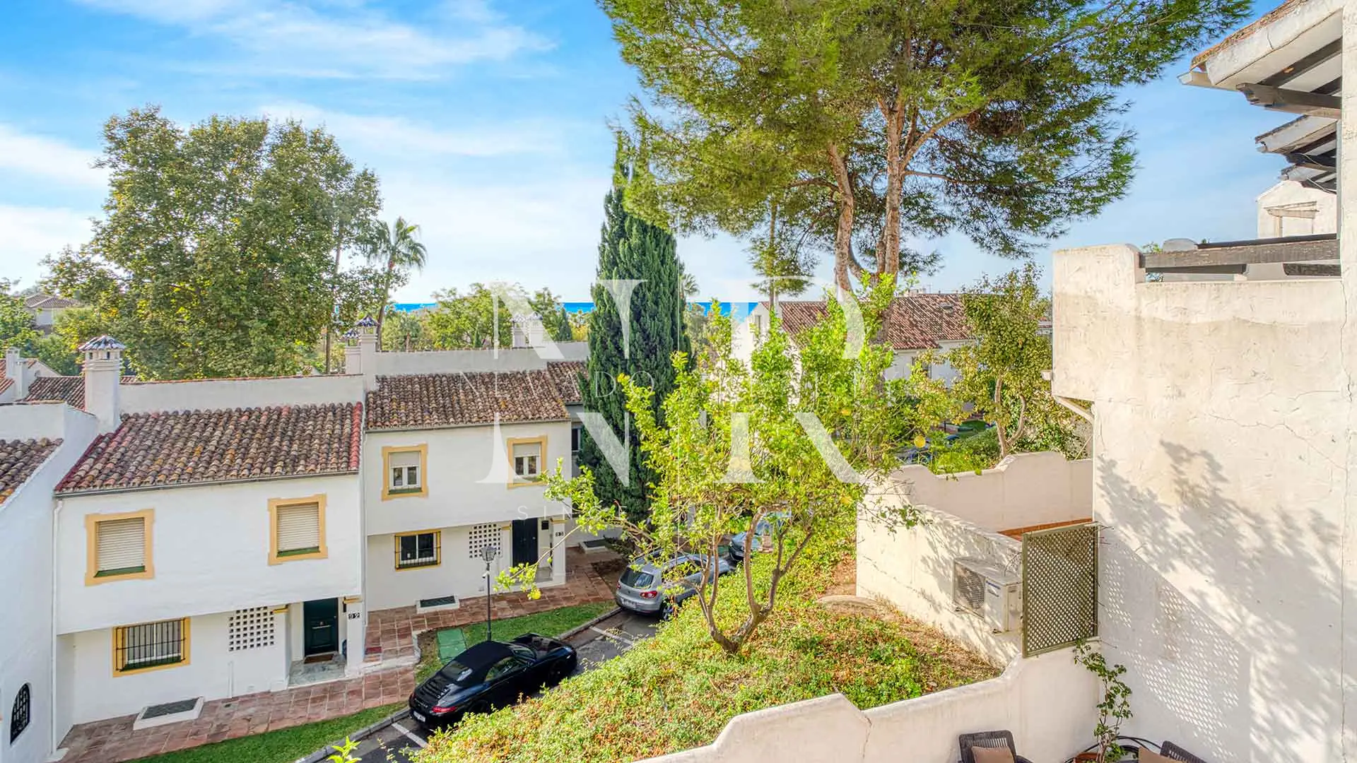 Semi-detached house in El Capricho residential complex for sale