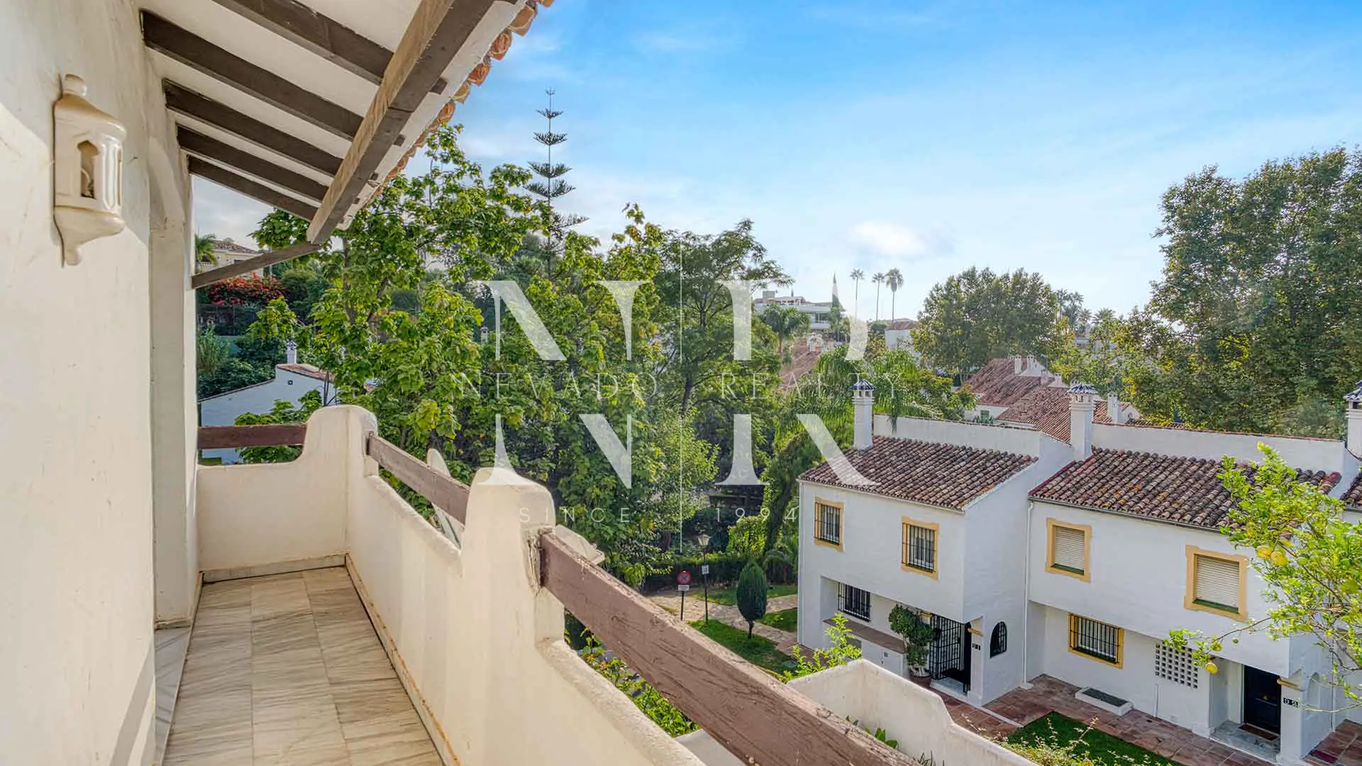 Semi-detached house in El Capricho residential complex for sale