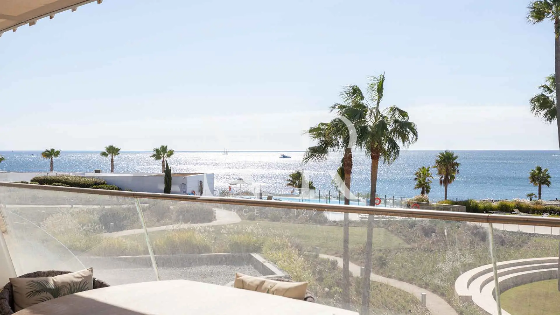 Beachfront apartment in Estepona for sale