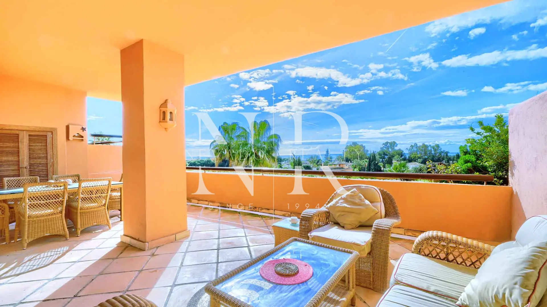 Penthouse in Gran Bahía on the beachfront for sale