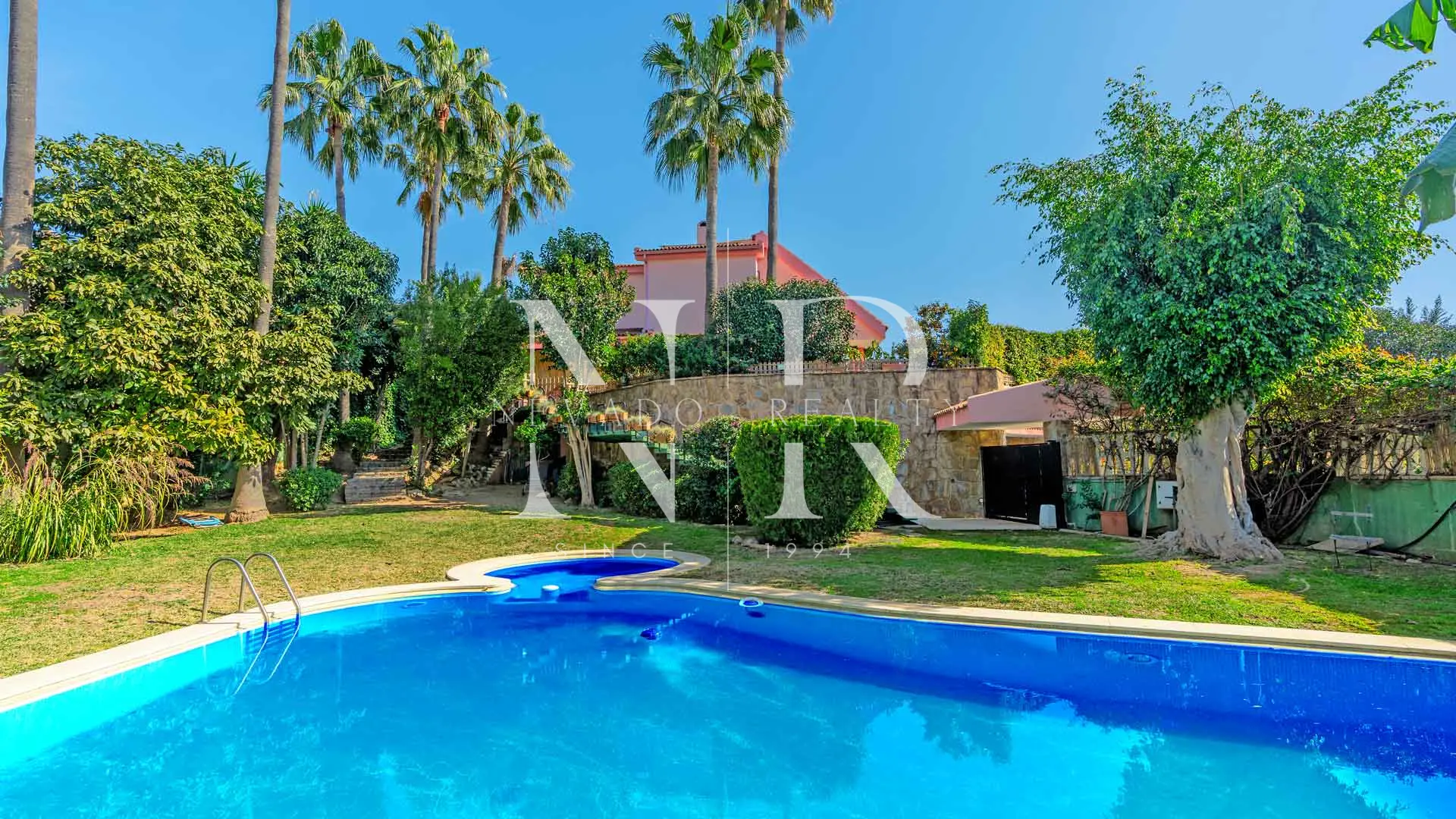 Villa to renovate with partial sea views in Huerta Belón for sale.