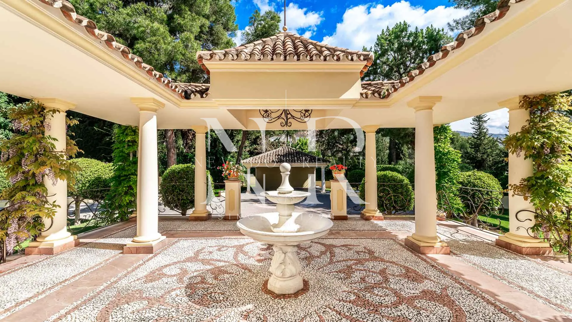 Villa in Sierra Blanca with panoramic sea views for sale