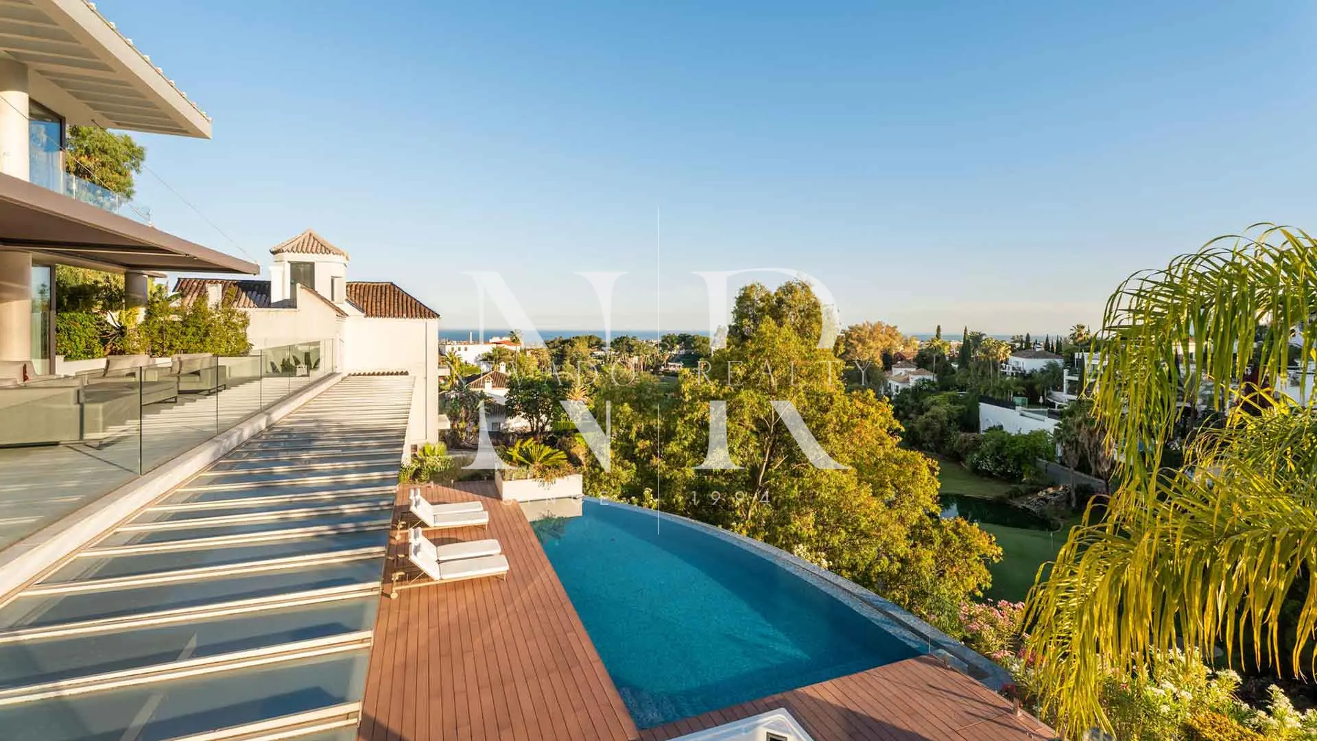 Villa with panoramic sea and golf views in La Quinta, Benahavís for sale