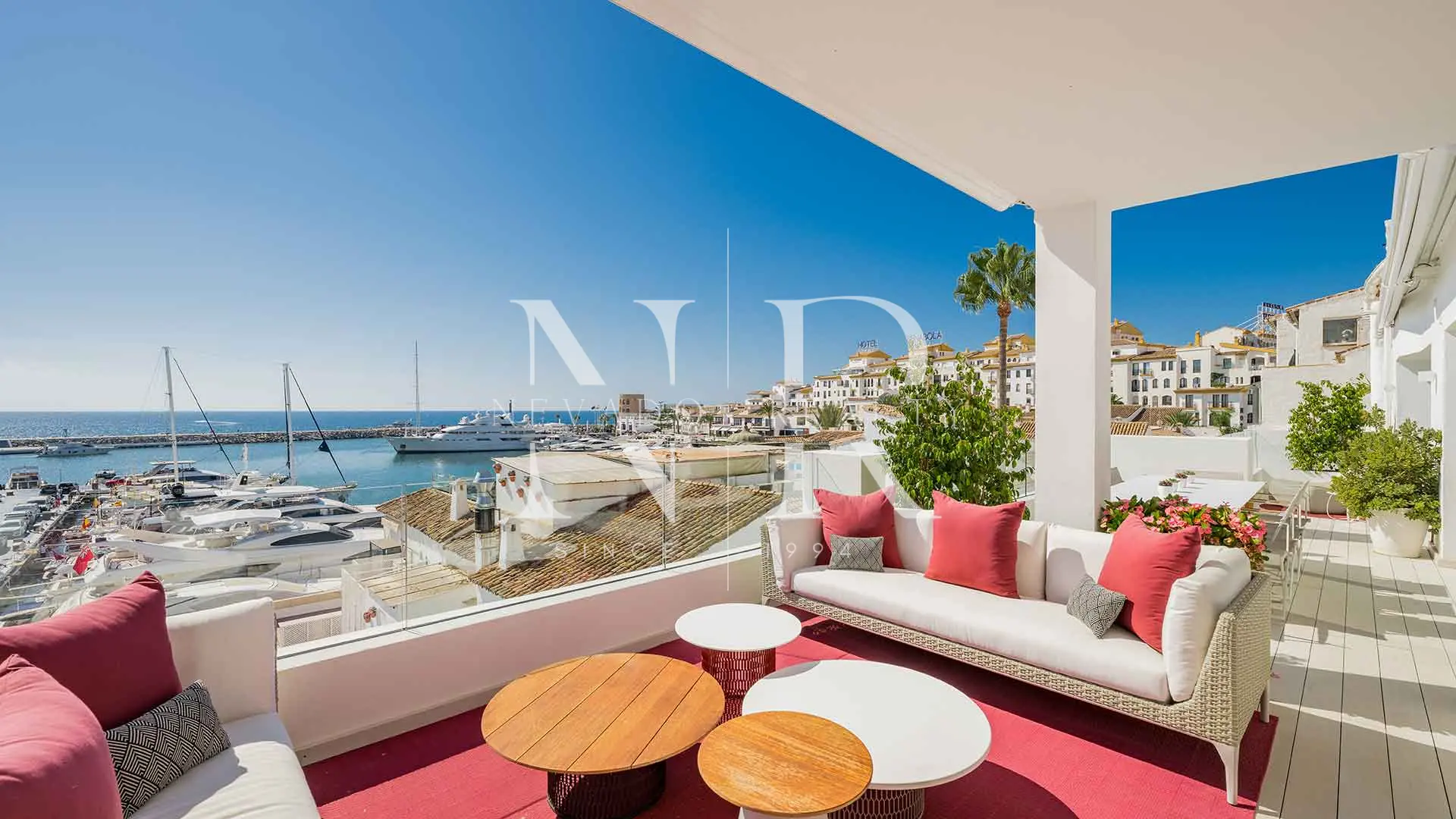 Ático en Puerto Banús con vistas panorámicas en venta