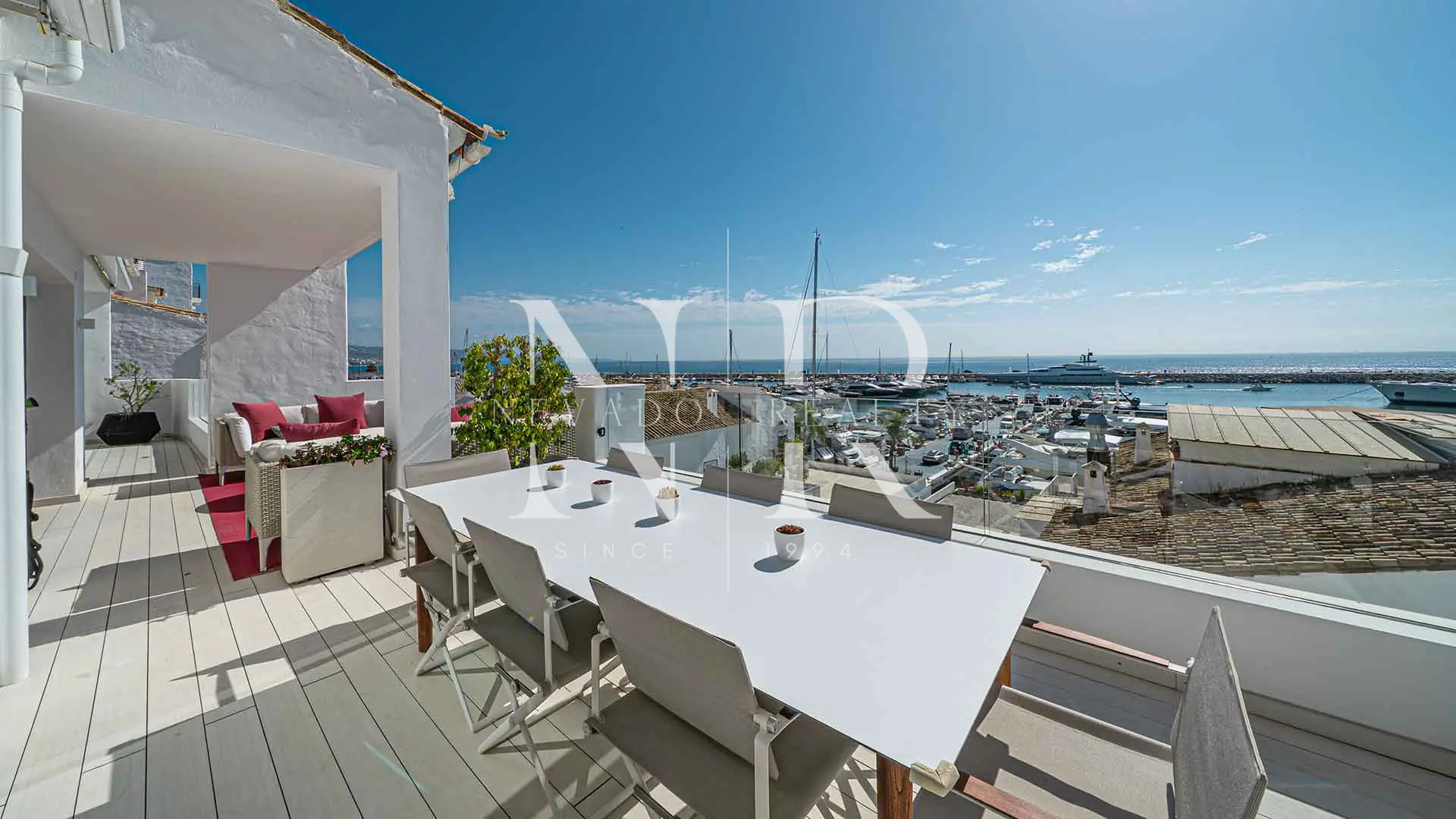 Ático en Puerto Banús con vistas panorámicas en venta