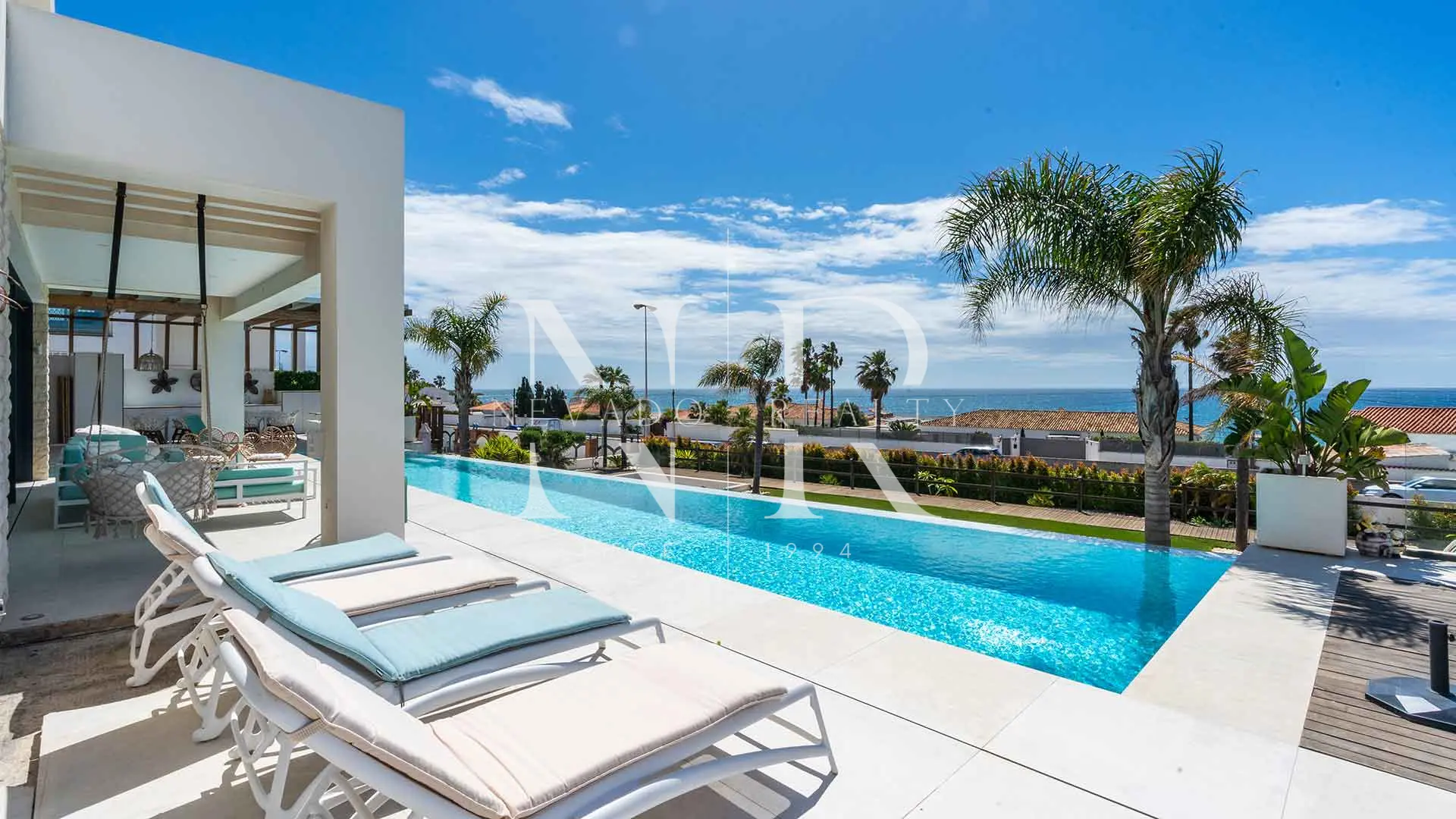 Villa con vistas panorámicas al mar en El Chaparral en venta.