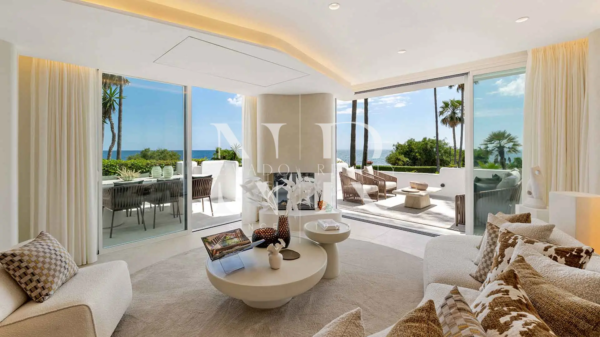 Apartment in Alcazaba Beach, on the beachfront, Estepona, for sale