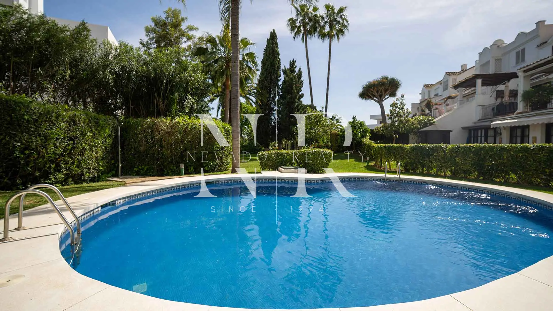 Maison de ville avec vue sur la mer à Marbella Hill Club, Marbella, à vendre
