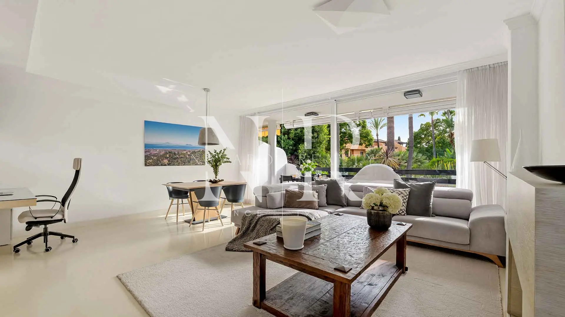 Adosada en urbanización La Meridiana con vistas a La Concha, Marbella, en venta