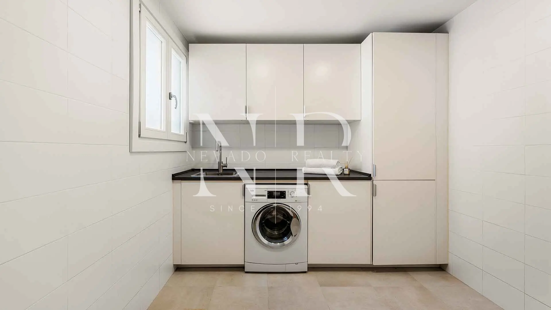 Adosada en urbanización La Meridiana con vistas a La Concha, Marbella, en venta