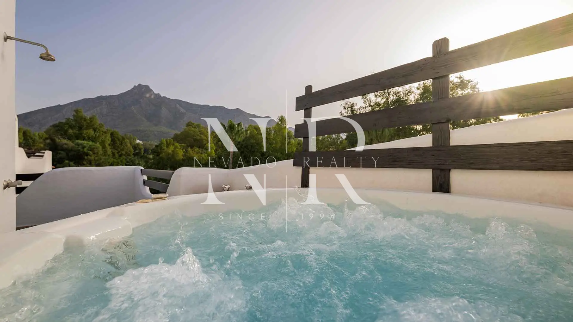 Adosada en urbanización La Meridiana con vistas a La Concha, Marbella, en venta