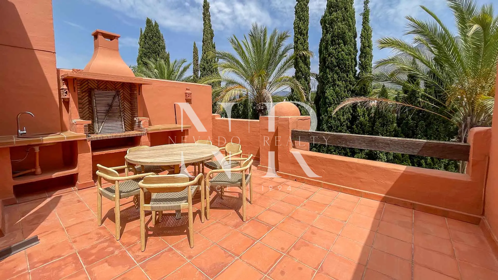 Maison mitoyenne entièrement rénovée, à louer pour une longue durée dans le lotissement Monte Marbella Club.