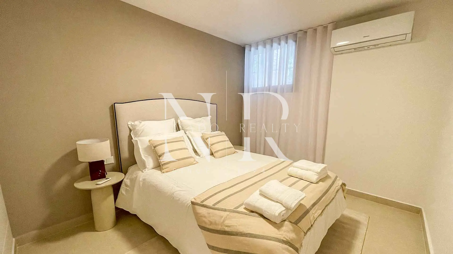 Maison mitoyenne entièrement rénovée, à louer pour une longue durée dans le lotissement Monte Marbella Club.