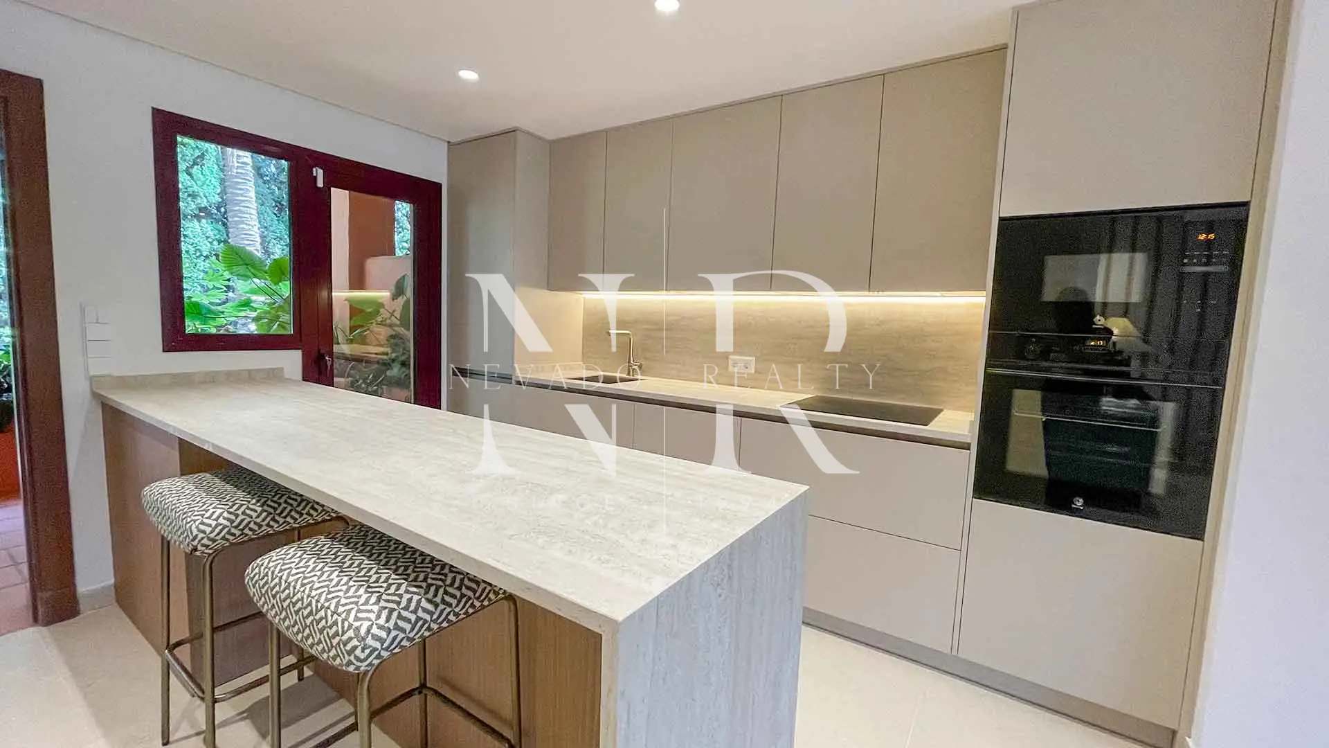 Maison mitoyenne entièrement rénovée, à louer pour une longue durée dans le lotissement Monte Marbella Club.