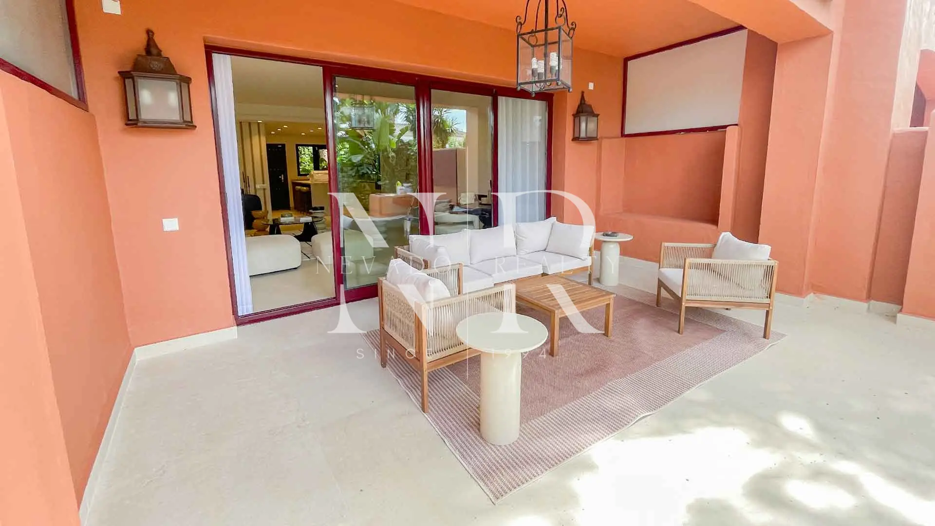 Maison mitoyenne entièrement rénovée, à louer pour une longue durée dans le lotissement Monte Marbella Club.