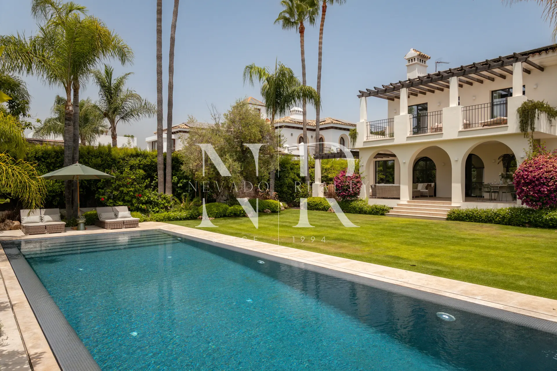 Beach side Villa in San Pedro de Alcántara for Sale