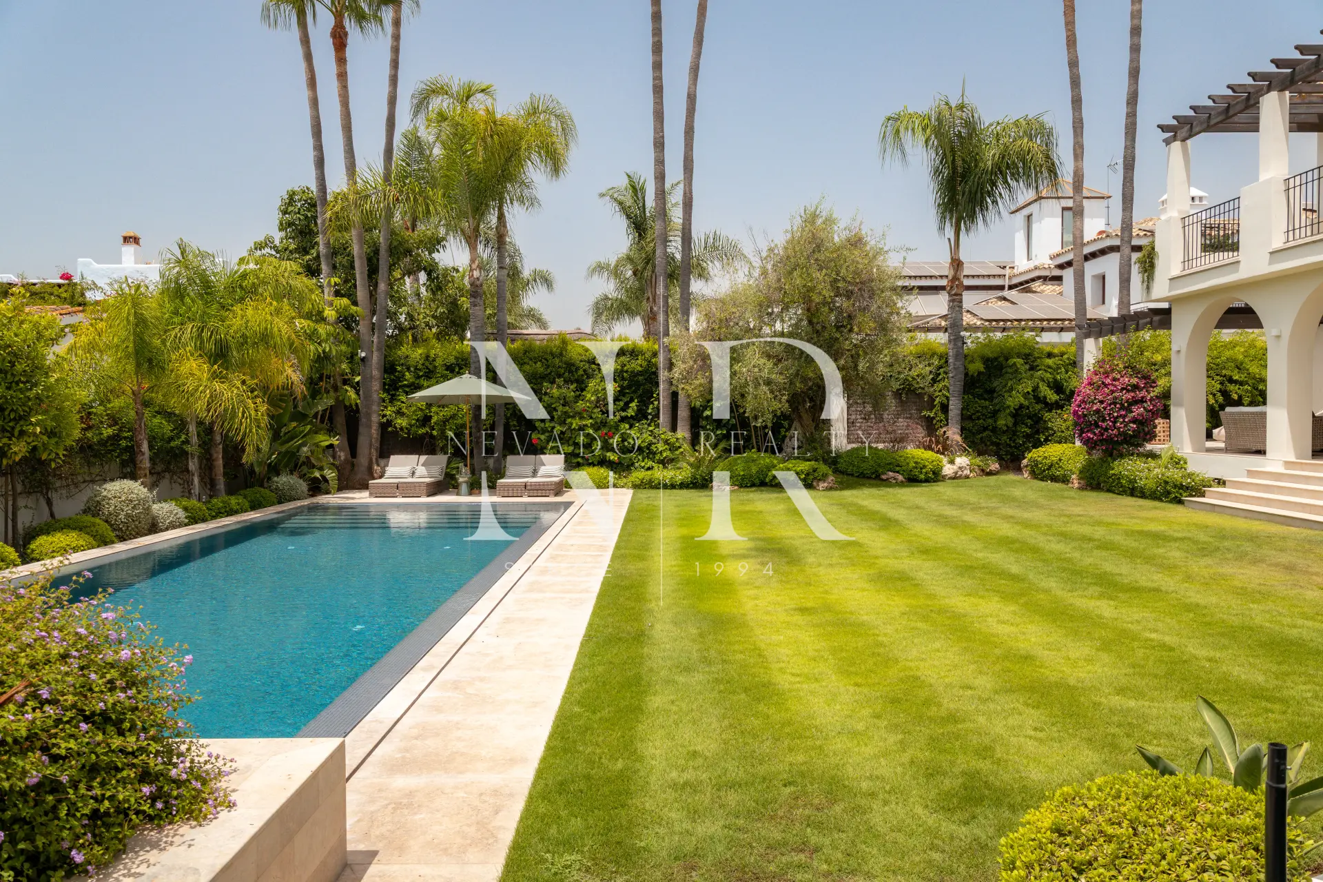 Beach side Villa in San Pedro de Alcántara for Sale