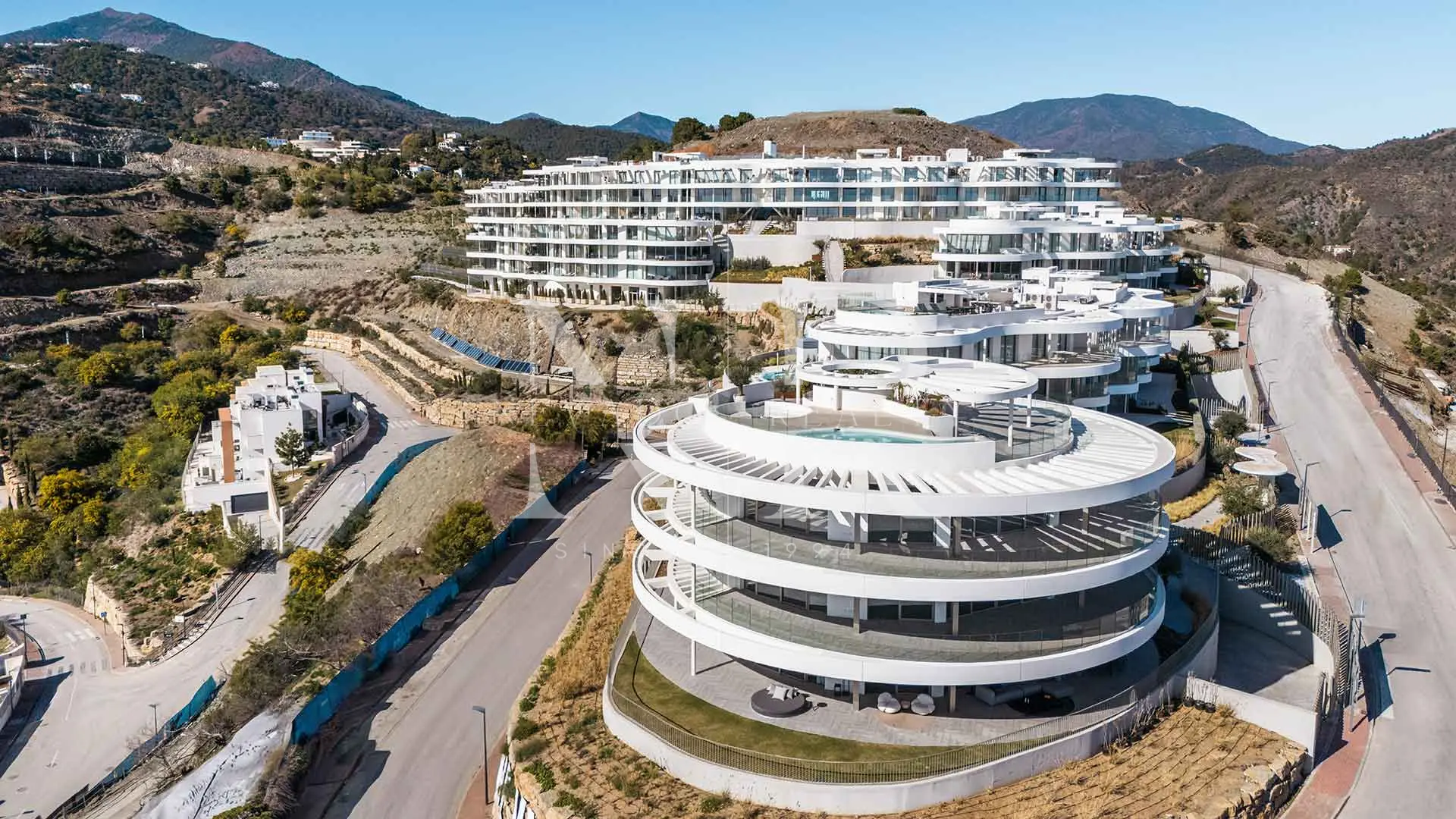 Flat in Benahavís with panoramic sea views for sale