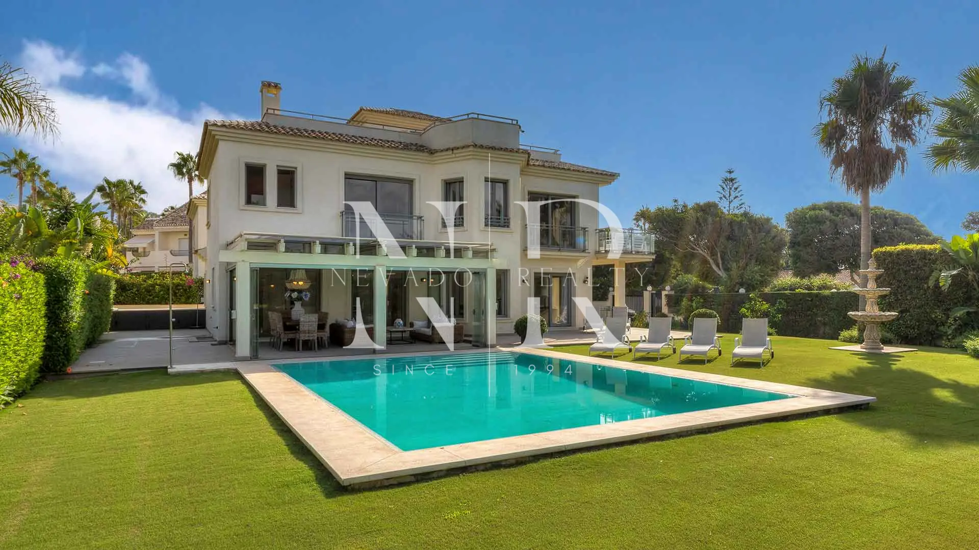 Villa en Las Chapas en primera línea de playa en venta