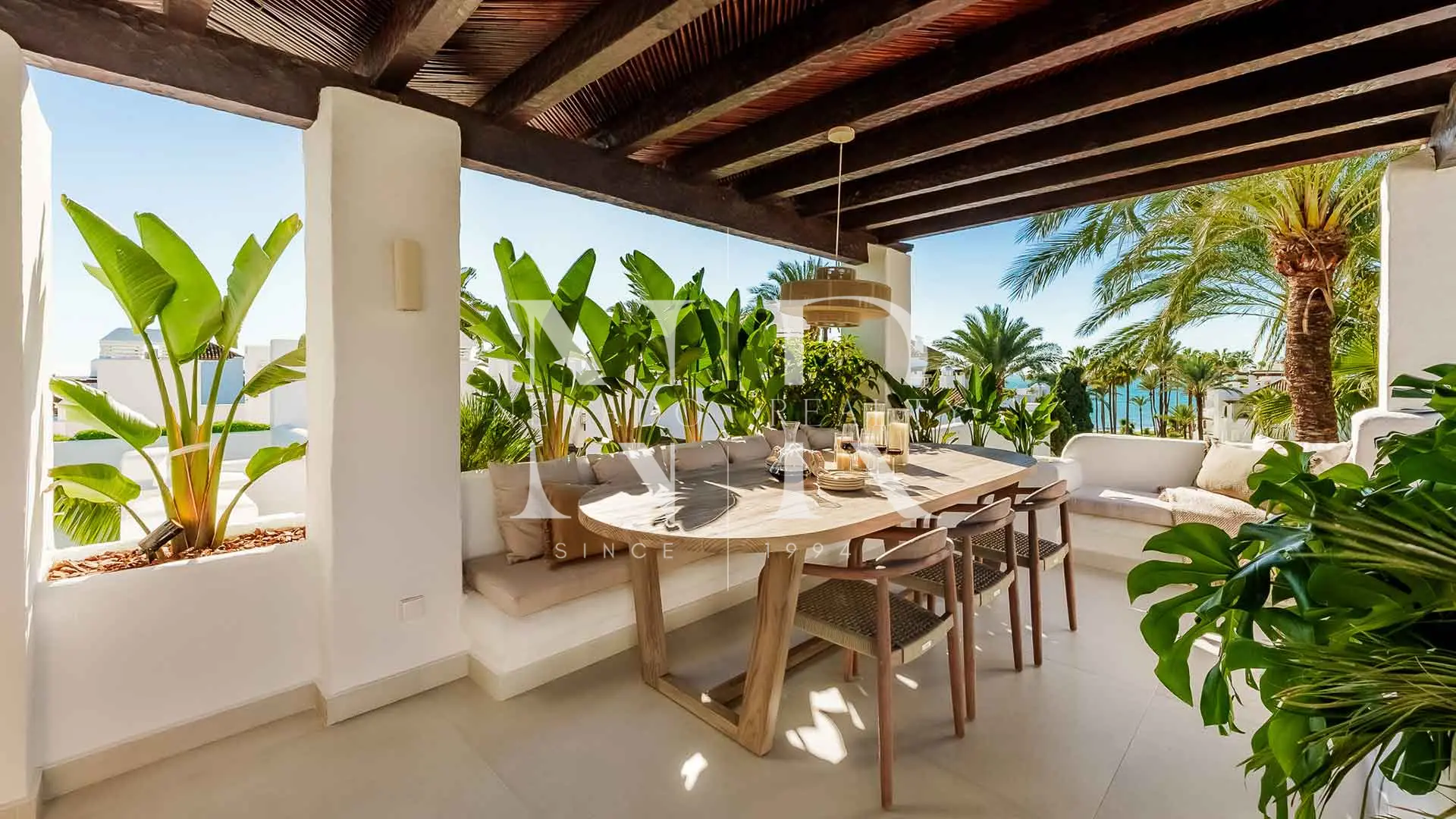 Penthouse entièrement rénové en front de mer dans l'Urbanisation Alcazaba Beach à vendre