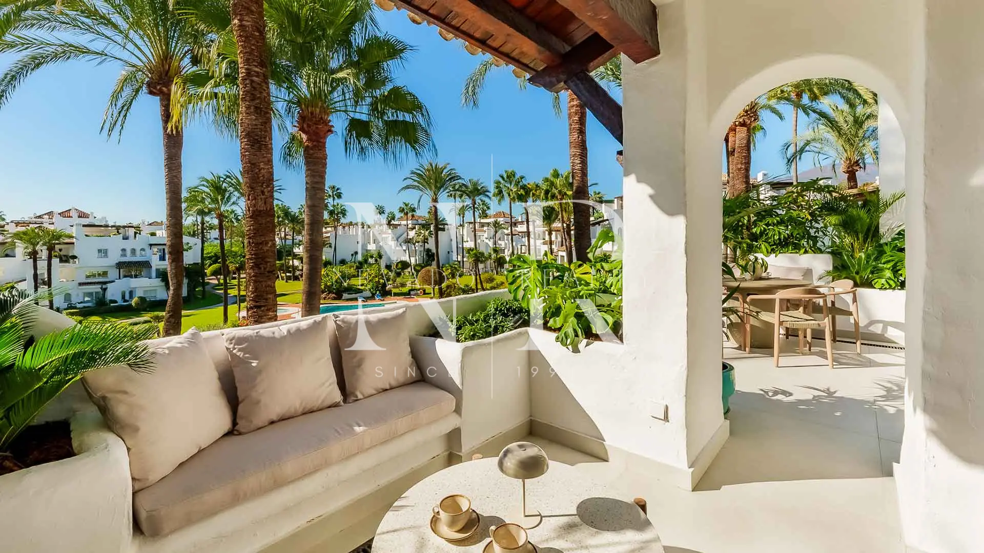 Penthouse entièrement rénové en front de mer dans l'Urbanisation Alcazaba Beach à vendre
