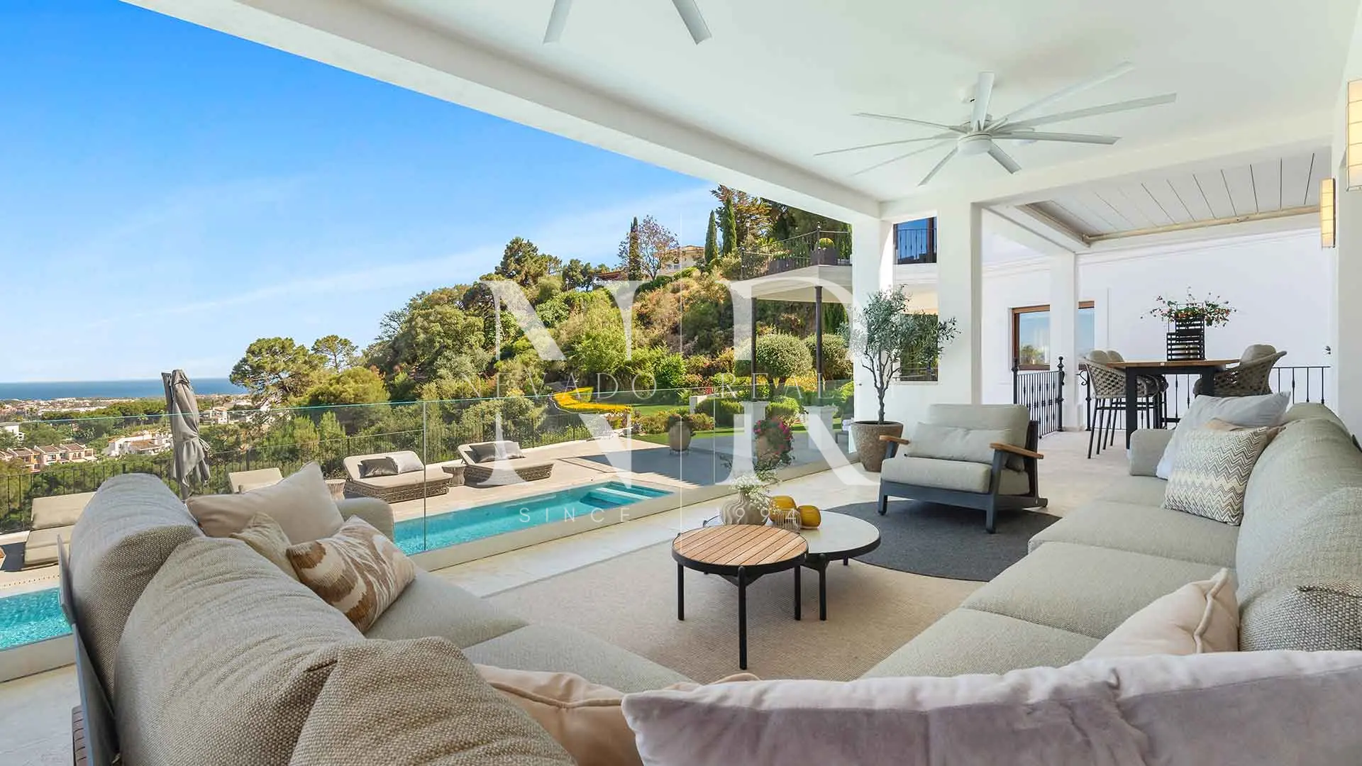 Villa à El Herrojo avec vue panoramique sur la mer à vendre